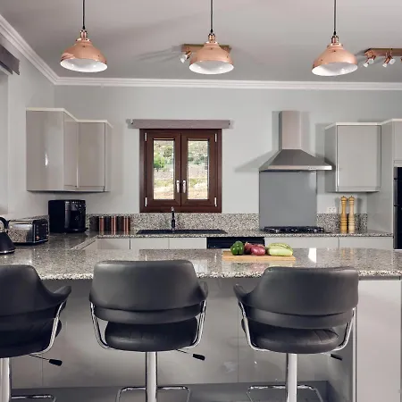 Karousa - A Luxury Retreat With Stunning Views, By Zantewize Vilă *